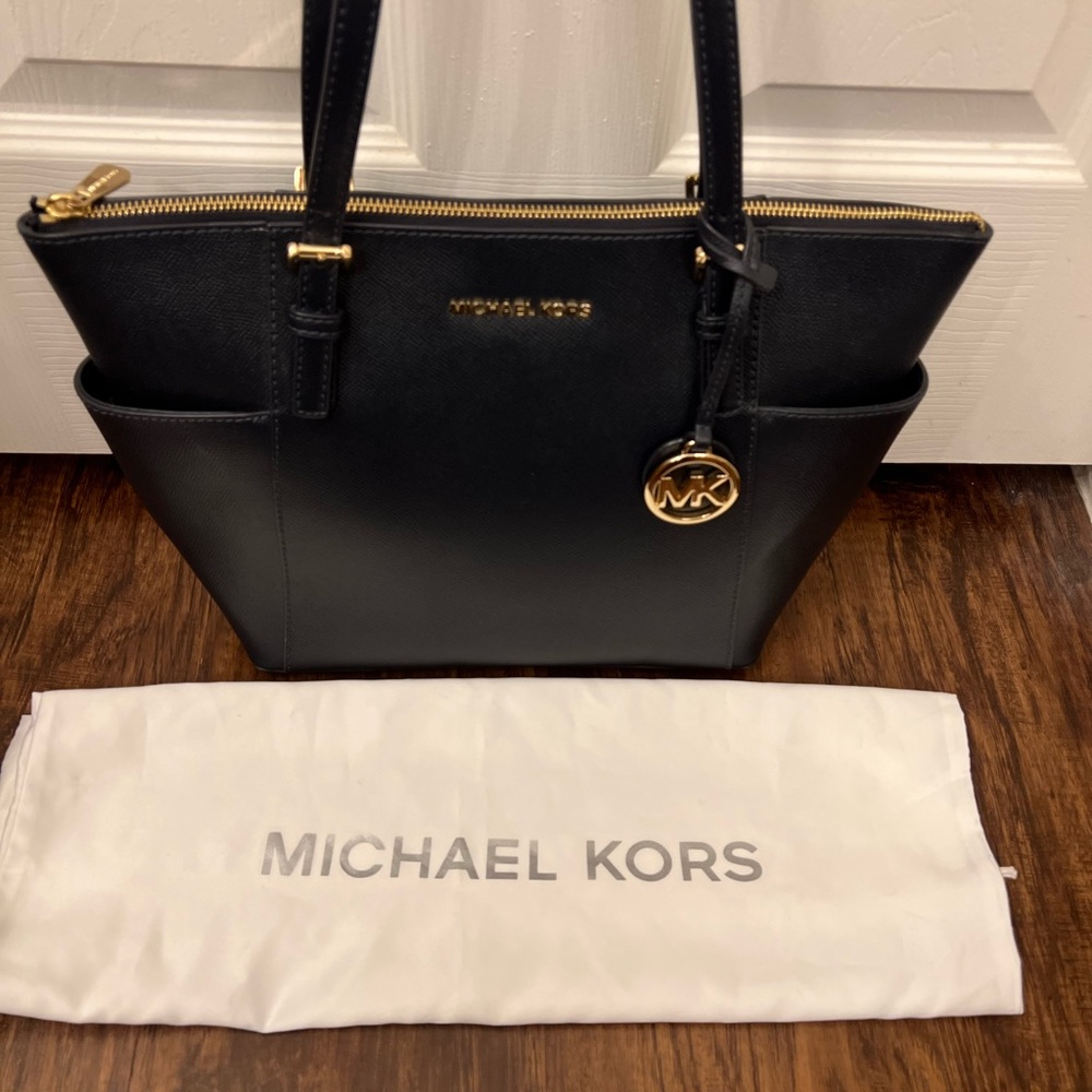 MK purse excellent condition. Used 1x. Black medium sized. Comes with bag.